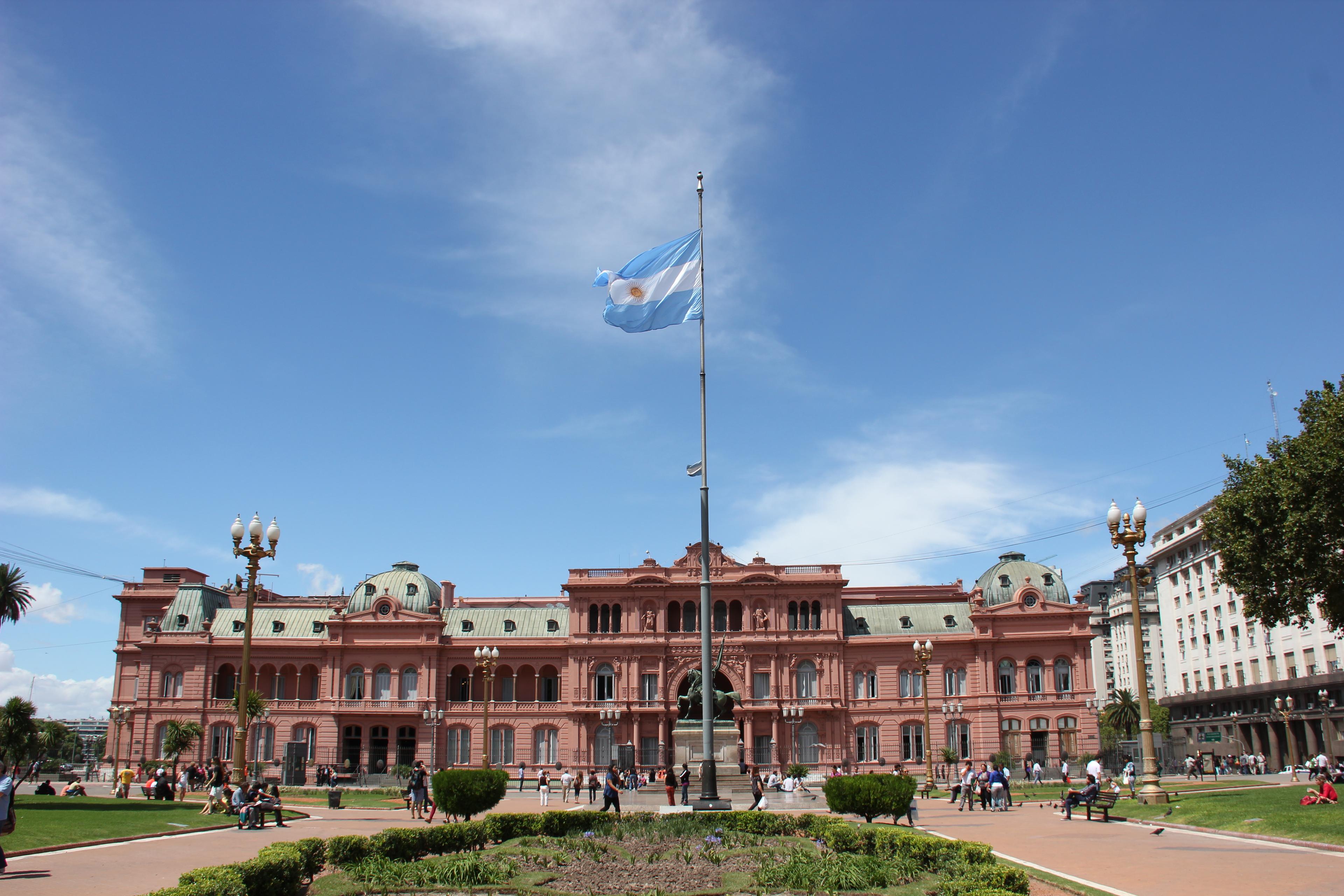 Tres encuestas confirman el desgaste de Milei a dos meses de las legislativas: qué dicen los números