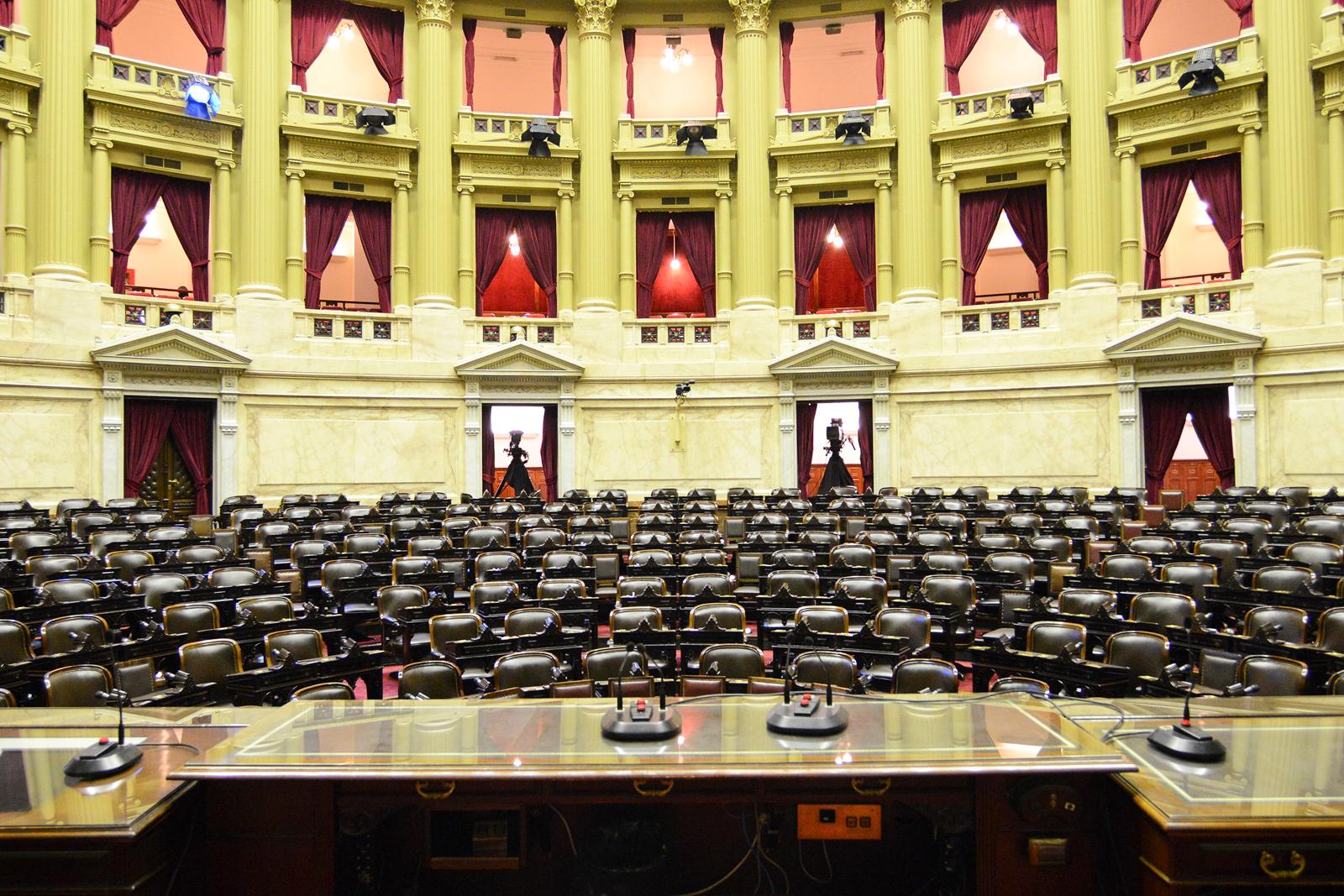 El Congreso le puso fecha límite a la ley contra el sobreendeudamiento de las familias: qué se votó, qué sigue y por qué el Gobierno insiste en que no es una crisis