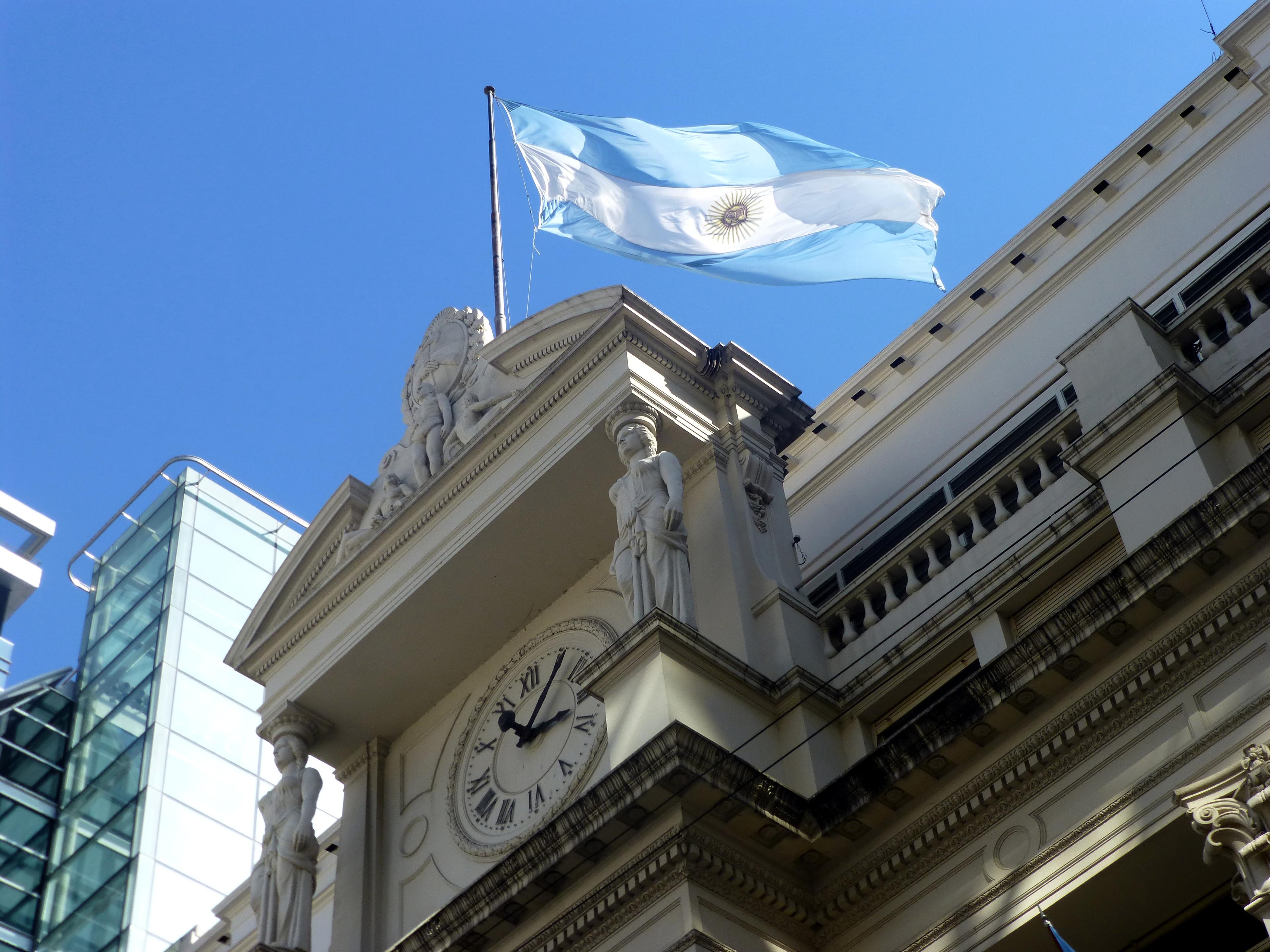 El dólar mayorista cerró en $1.498,50 y las reservas del BCRA cayeron a USD 48.835 millones por el pago al FMI