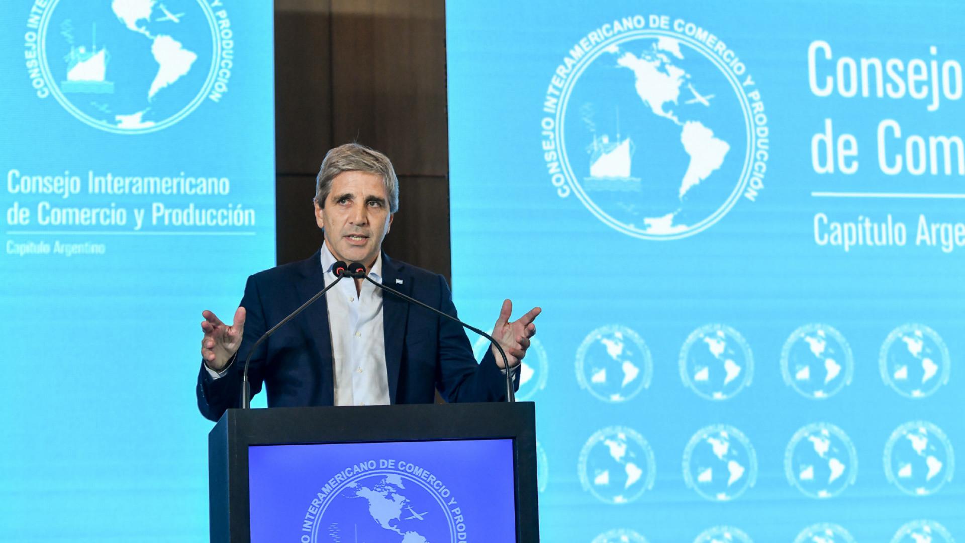 Caputo aseguró que Argentina cumplirá sin problemas las metas con el FMI y el embajador de EEUU respaldó las políticas económicas de Milei