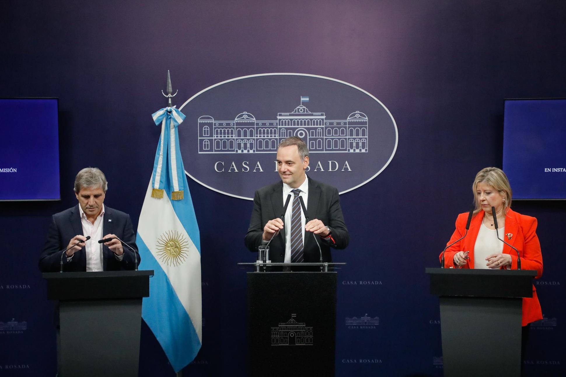 Caputo descartó devaluar el peso y apostó a reformas para bajar el costo argentino