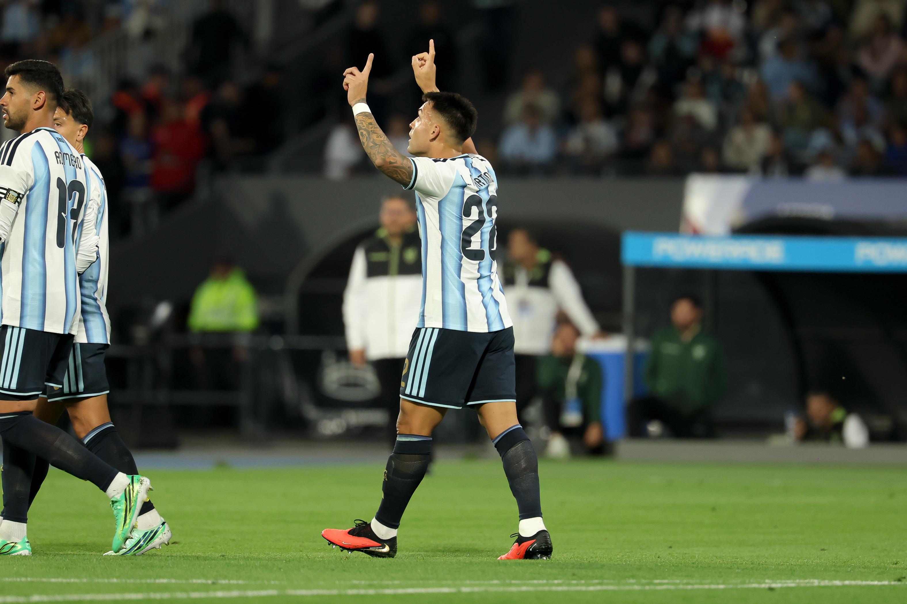 Argentina goleó 4-0 a Bolivia, ya sin Messi